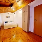 Old Dolphin House By The Пиран