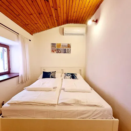 Апартаменты Old Dolphin House By The