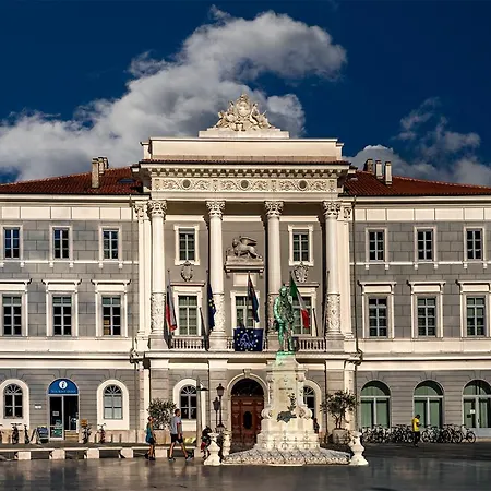 Old Dolphin House By The Apartament