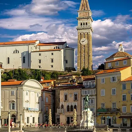 Old Dolphin House By The Apartament Piran