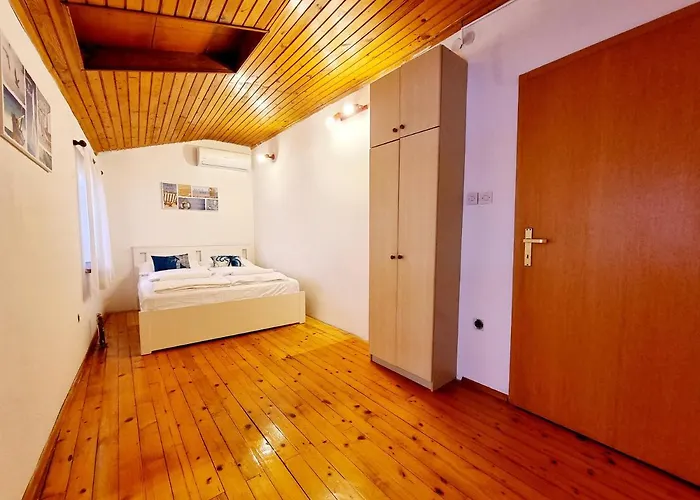 Old Dolphin House By The بيران