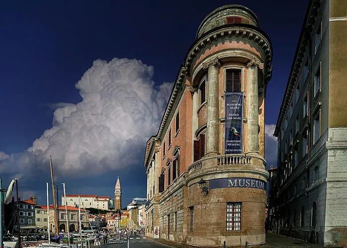 Old Dolphin House By The * بيران